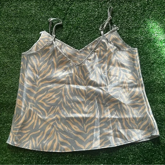 Elegant Sleeveless Camisole - Picture 4 of 4